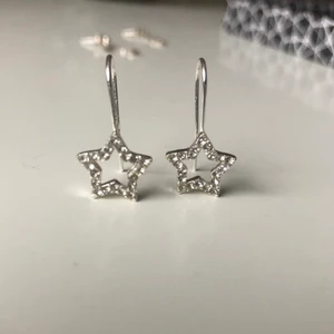 Örhänge - Örhängen i silver som är jätte fina men kommer inte till användning. Hopas någon annan kan få bättre användning av dom. Köparen står för frakten. Skriv vid fårgor ☺️