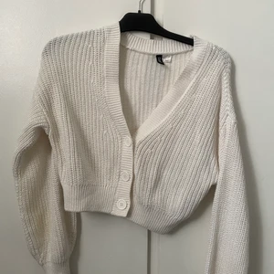 Stickad kofta - Från Hm💕💛Börja buda vid 75kr