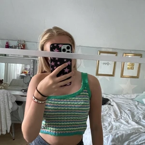 Virkad topp - Jätte fin one shoulder top från stradivarius som är slutsåld, i strl S. Använd 1 gång