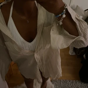 Linneskjorta - Linneskjorta från HM, både snyggt till en chill outfit eller över bikinin🤍🤍🤍