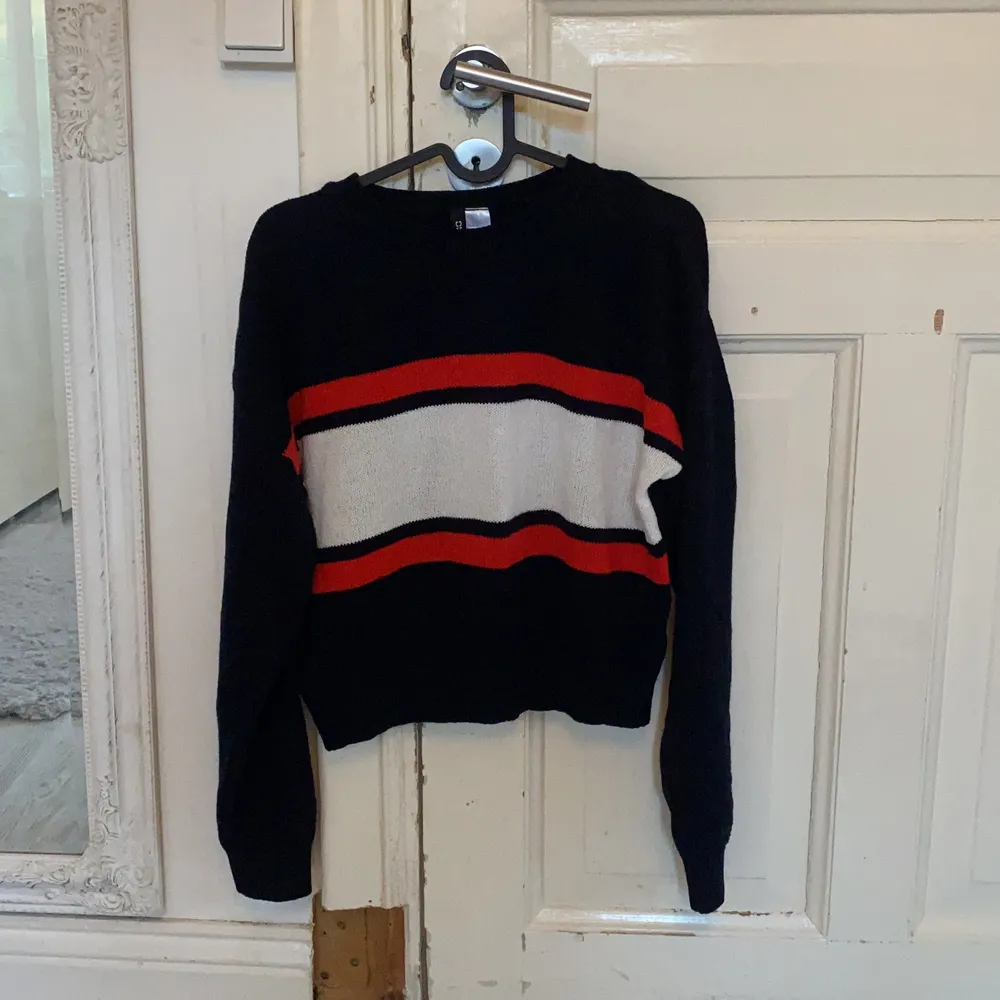 Marinblå längärmad tröja med vit/röda ränder, väldigt lite använd.. Tröjor & Koftor.