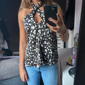 Zara topp  - As fin blommig topp från zara, använd men väldigt bra skick. 