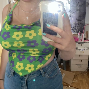crop top - har ej använt detta plagg någon gång och är som ny, har väldigt stor byst och är ej bekväm med detta plagg. plagget är i storlek m och passar mig helt ok💞