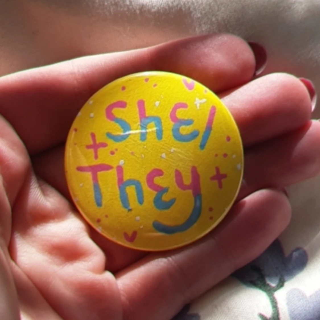 Gullig pronomen pins