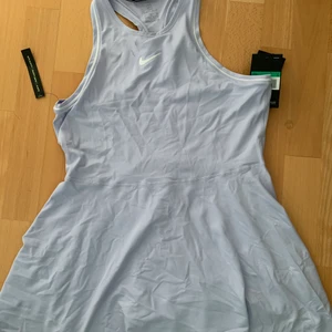 Tennisklänning - Nike tennisklänning i fin lila/blå färg. Prislapp kvar, ursnygg!!!