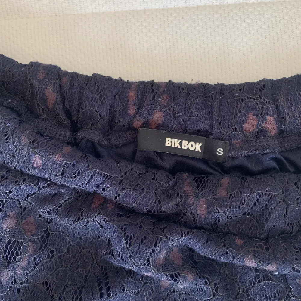 Mörkblå kjol från Bikbok, strl S. 50kr, frakt tillkommer! . Kjolar.