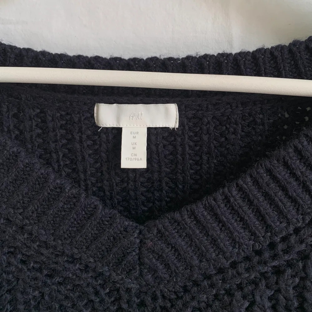 Mörkblå stickad tröja från H&M. Är 170 och har oftast S/36. Har endast använt den några gånger, skulle säga att den är i väldigt bra skick! . Stickat.