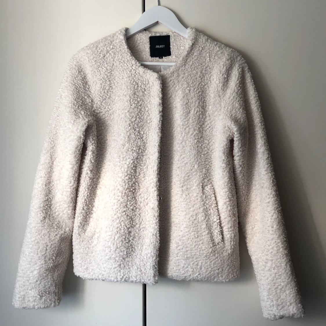 Vit lurvig jacka