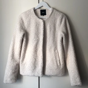 Vit lurvig jacka - Supermysig jacka köpt på Vila, perfekt när det börjar bli höst. Storlek 34 men skulle säga mer som 36. 