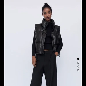 Dunväst - Dumväst som har används ett antal gånger men är fortfarande i perfekt skick. Storleken är i S. Går att spänna vid midjan hur tight man vill ha de. Nypris 399:- 