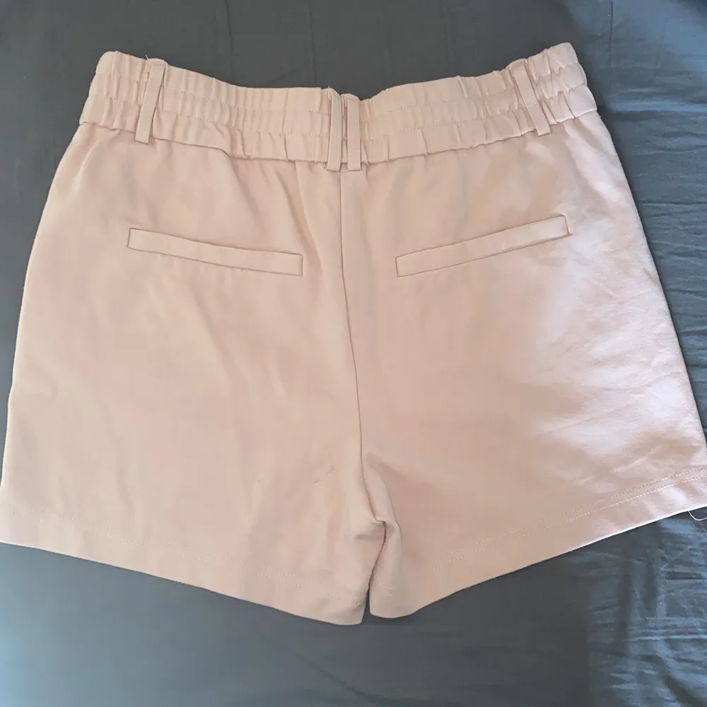 Ljusrosa shorts från ONLY i storlek S. Fake-fickor på rumpan. Använd ett fåtal gånger, inga fläckar ser ut som ny. Väldigt sköna att ha på sig.. Shorts.