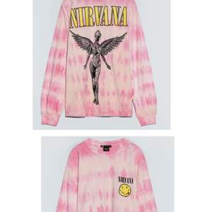 Säljer denna sweatshirt med prislapp kvar från Zara med tryck Nirvana. Helt ny aldrig använd i storlek M men passar M/S🥰 Nypris 260kr men säljer för 180kr