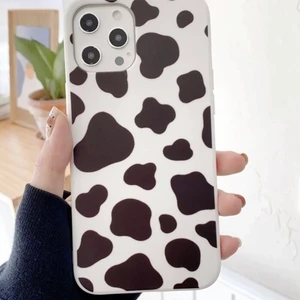 7/8 inte en 11❗️❗️ - Svart, vitt, 7/8, fin, trendig, ko mönster, mobilskal, inte så använt så är som ett helt nytt skal