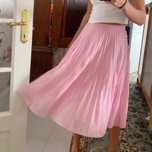Rosa plisserad kjol - Söt rosa plisserad kjol i nyskick och resår i midjan. Jag är 164cm lång