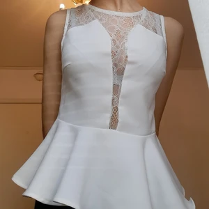 White with lace top - Säljer denna nyskick toppen som inte kommer till användning. Storlek: xxs. Sista bilden är hur det ser ut på baksidan. Pris 150+66 kr frakt.