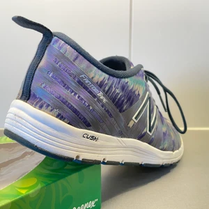 New Balance löparsko dam  - Ett par fina new balance 811 löparskor / träningsskor. Är rena och i fint skick förutom på högerskon som har en liten reva vid vänster sida av skon. Bra mönster i sulan.   STORLEK 38 