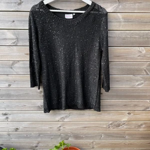 Svartvirkad tröja  - Stickad svart tröja med lite paljetter samt rosetter i ryggen. Passar S/M 