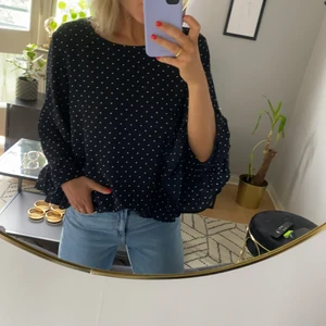 Blus från Vila - Blus från Vila/Only. Mörkblå med vita prickar. Oanvänd. Storlek 40.