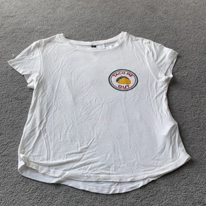 Taco-topp i stl XS - Tunn vit topp med tryck i stl XS. Fint skick, inga fläckar och sparsamt använd.