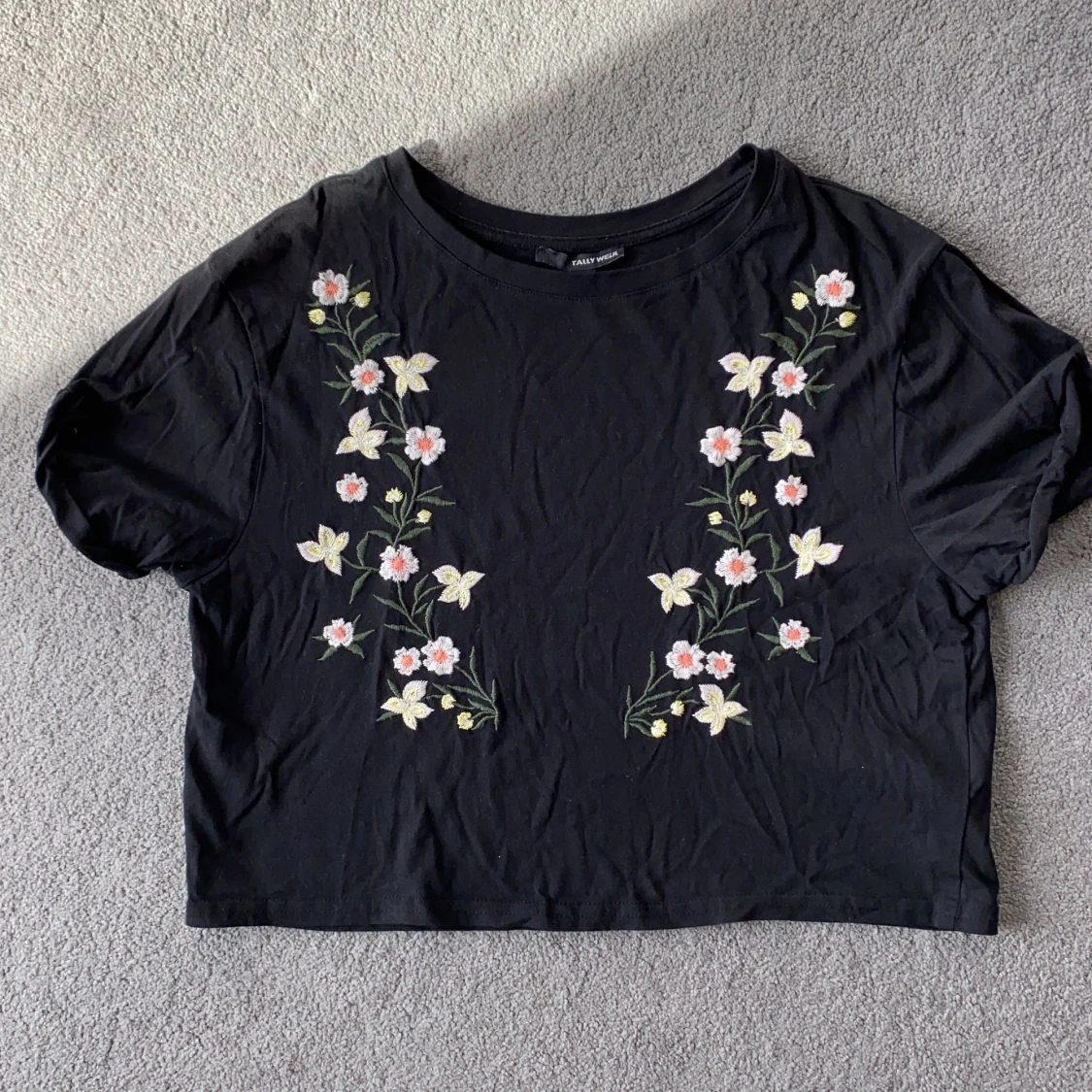 Söt kort topp med brodyr stl M