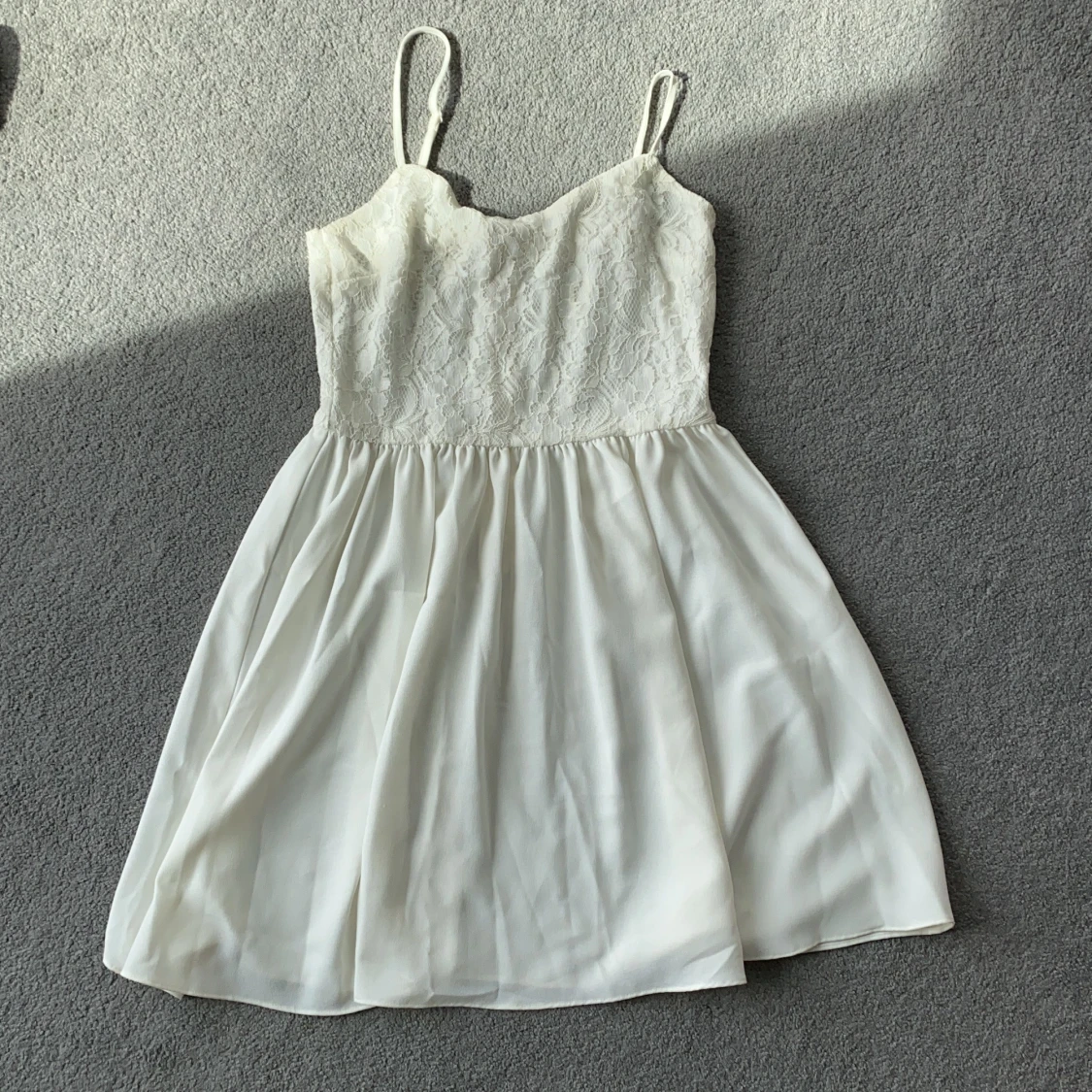 Fin klänning med spetsdetaljer stl XS