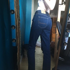 Low waist jeans - Jättefina Jeans från Hollister!!💕  lite tajta vid låren men blir lite större vi vaderna.  W:29 L:33 