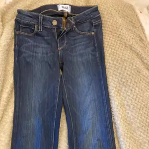 Lowrise Flared jeans som sitter så fint men tyvärr aldrig kommer till användning 