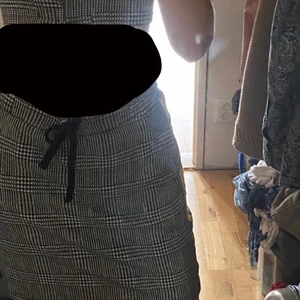 Randigt set - Randigt set från Nakd. Båda plaggen i Xs. Kjol använd fem gånger. Tröja aldrig använd. Säljer för kjolen sitter inte tillräckligt tajt i midjan för mig. Som i nytt skick båda två. 