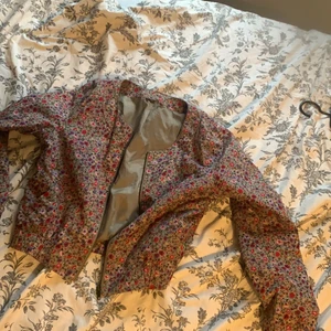 Jacka blommig - Säljer denhär jackan som jag fått, den används inte och är i mycket bra skick💕