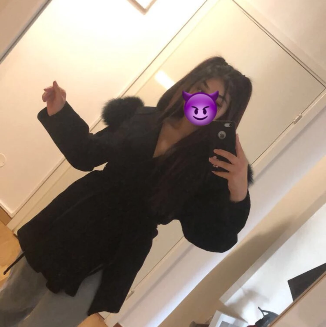 Svart kappa med äkta rävpäls  - 90