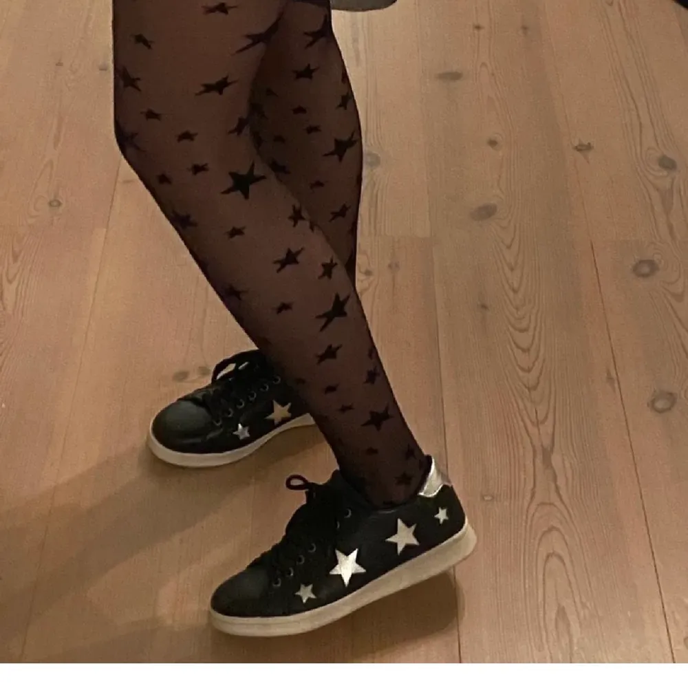 Ett par super fina svarta sneakers med silvriga stjärnor på💕💕 bra skick. Skor.