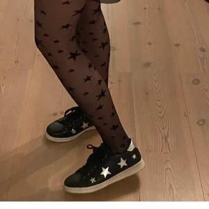 Ett par super fina svarta sneakers med silvriga stjärnor på💕💕 bra skick