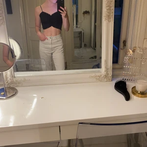 Svart spets linne - Svart spets linne ifrån new yorker om jag inte minns fel, använt men i bra skick.