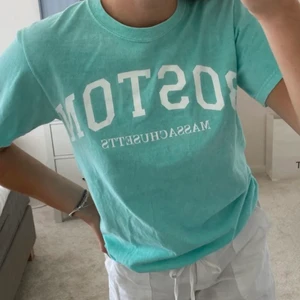 College t-shirt - Säljer den här college-liknande t-shirten. Passar jättebra till linnebyxor. Jättefin färg! Köpt för 300.