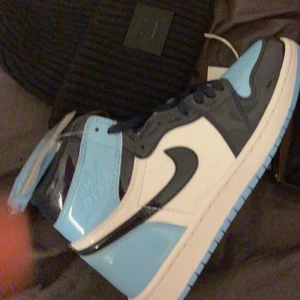 Jordans  - Säljer då minna superfina Air Jordan 1 retro high UNC i storlek 39 som är köpta på restock, använda ett fåtal gånger då dom är förstora för mig. 