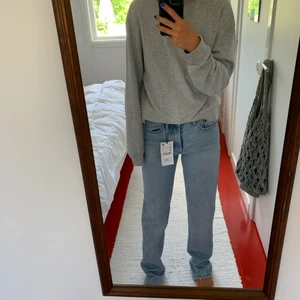 Trendiga Zara jeans - Helt nya zara jeans som endast är provade en gång! Så himla snygga och hade gärna haft kvar men tyvärr är de för långa, jag är 167cm. Jeansen är i storlek 34 och är långa i modellen. De är superbekväma och har en super snygg fräsch färg. För vidare frågor och fler bilder skriv till mig💗 