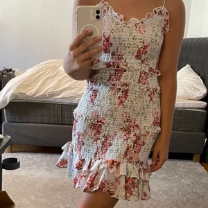 Klänning - Säljer denna jätte söta klänning från zara! Hör av er om ni vill ha flera bilder❤️💕