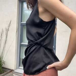 Glansig top men knytning  - Top från Zara i stl L, jag har oftast S i toppar så på mig blir den lite oversized (se bild) 💛 Aldrig använd!