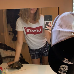 En tröja - Säljer denna tröja för den ej kommer till användning. För fler bilder eller frågor är det bara att fråga mig så kan jag fixa det😋