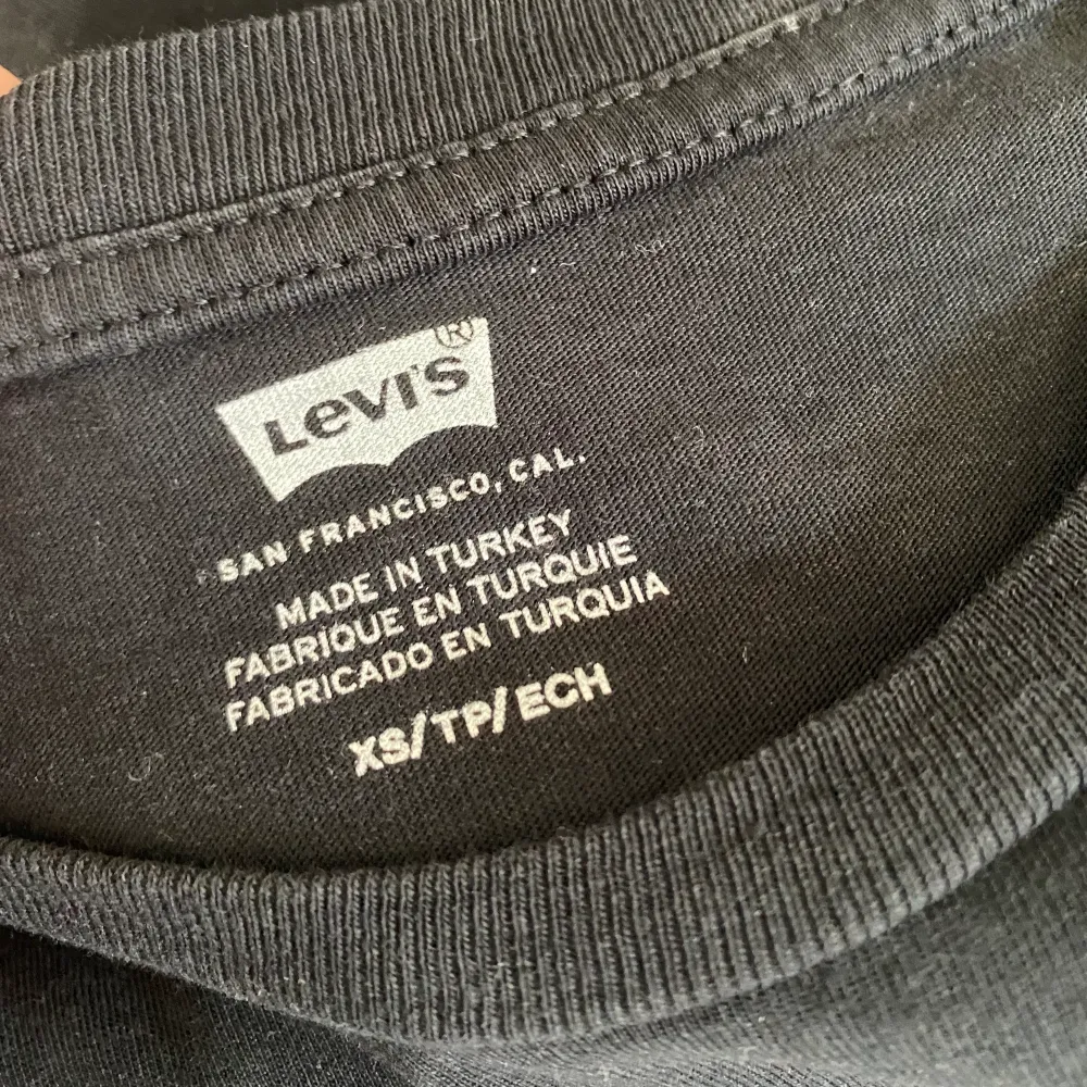 En svart Levis tröja, använd någon gång men är som helt oanvänd. I storlek Xs. T-shirts.