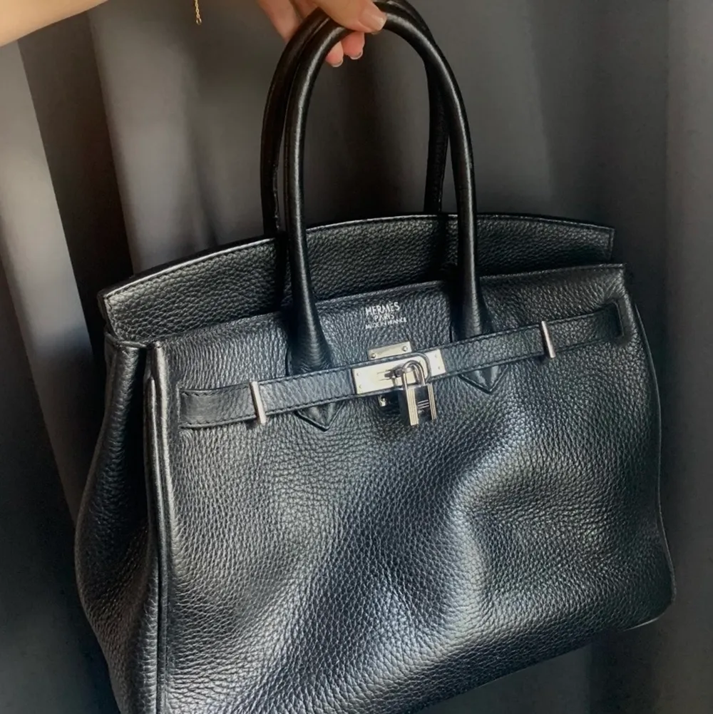 Svart väska i perfekt size med silver detaljer!. Väskor.