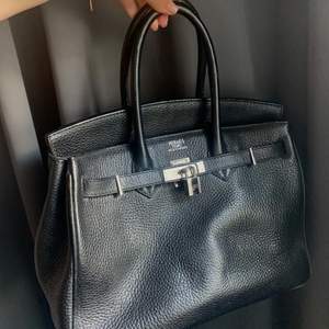 Svart väska i perfekt size med silver detaljer!