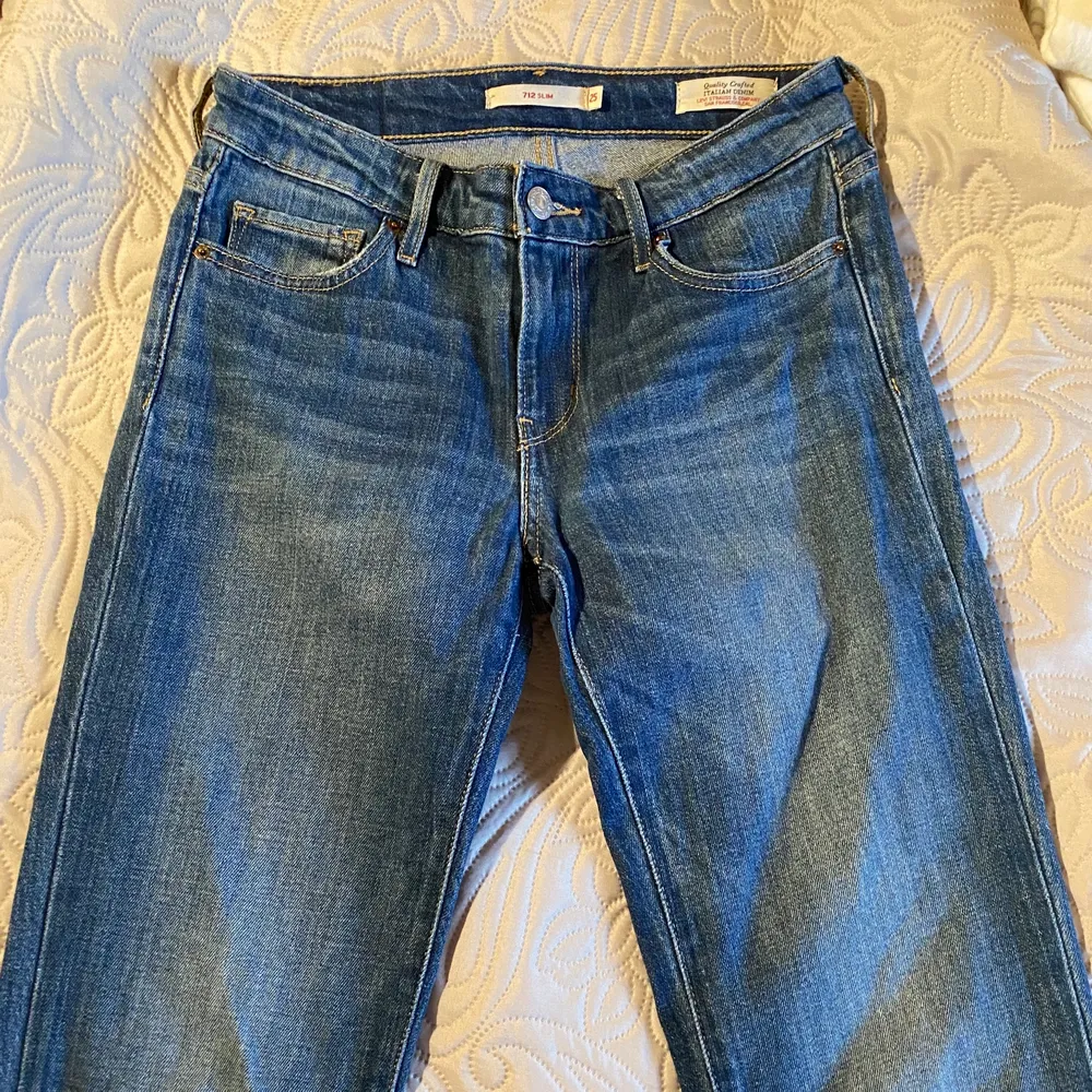 Lite mörkare lågmidjade jeans från Levis! Jättesnygga och supertrendig färg men kommer tyvärr inte till användning då de är för små för mig. Står ingen längd men skulle uppskatta ca 30. Kan bli budgivning!! ❤️❤️. Jeans & Byxor.