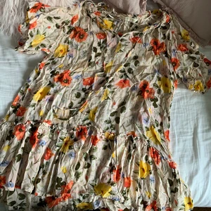 Strandklänning - Superfin tunn rosa strandklänning från Pernilla Wahlgren. Ena knoppen på bandet har tyvärr lossnat, men inget som syns när den används