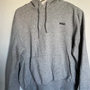 Nasa Hoodie - Grå Nasa Hoodie från H&M  Säljer pga att den inte används. Är i fint skick!   Storlek: M (dam)