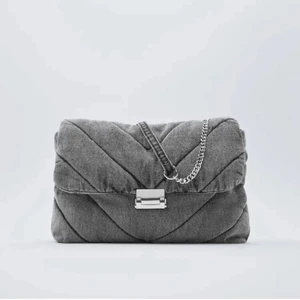 Zara väska  - Snygg och rymlig väska från zara i denim💞 köp direkt för 330, skriv privat