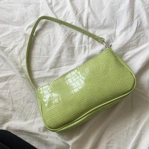 Grön väska - Denna söta gröna väska med skinnimitation, frakt tillkommer!