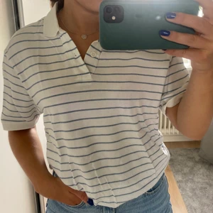  Champion piké  - Najs piké från Champion, vit och blå-randig, storlek M - fint skick! Skriv för fler bilder eller vid några frågor:) Budgivning från 100kr! Köparen står för frakten🥰