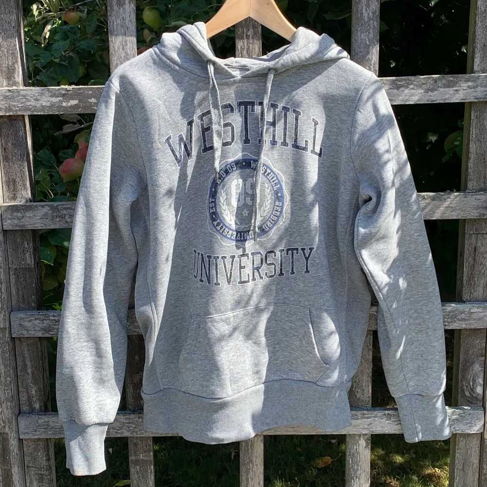 Säljer mina gråa hoodie ifrån Westhill University i strl s. Har tyvärt inga bilder med den på pga den är för liten för mig. Den är skön och har en snygg fit. Den har tyvärr en liten fläck nere vid fickan, men den syns knappast. :). Hoodies.