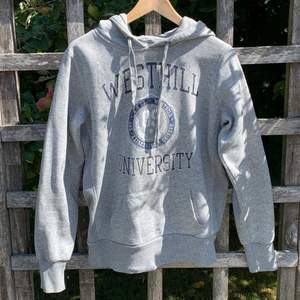Säljer mina gråa hoodie ifrån Westhill University i strl s. Har tyvärt inga bilder med den på pga den är för liten för mig. Den är skön och har en snygg fit. Den har tyvärr en liten fläck nere vid fickan, men den syns knappast. :)